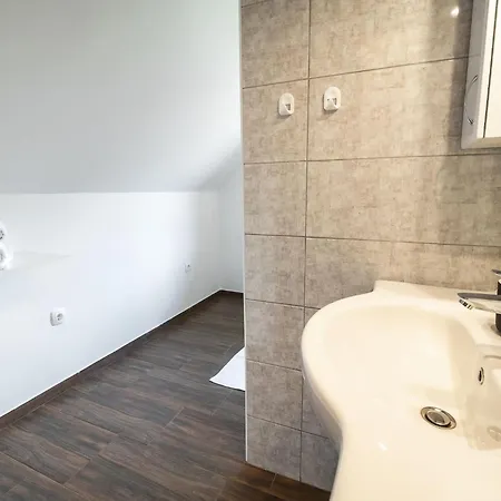 Apartment Mountain View Haven - One Bedroom With Balcony *