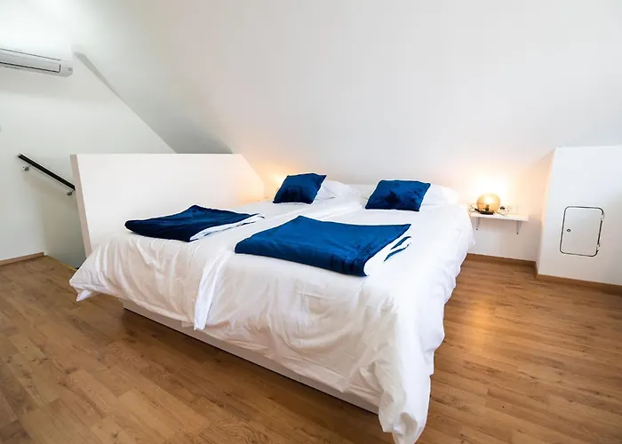 Mountain View Haven - One Bedroom With Balcony Apartment *